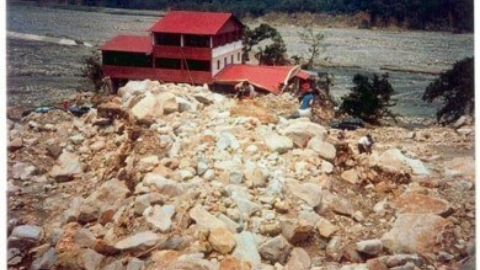 1995年賀伯颱風水里鄉郡坑村土石流災情